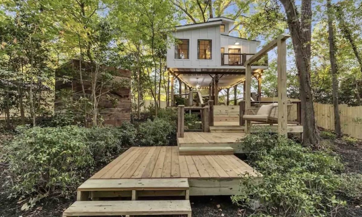 East Point House | Atlanta Treehouse 9BR Hot tub Fire Pit 15 Min to ATL