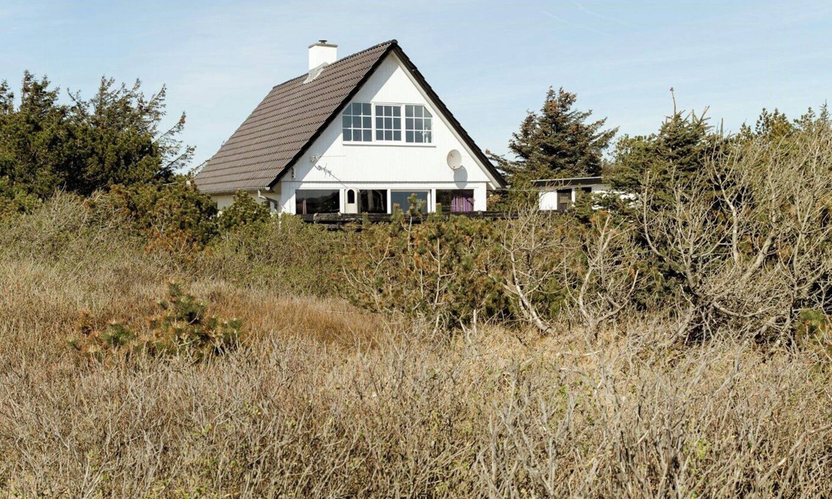 Argab House | Atmosphere close to water surrounded by pines