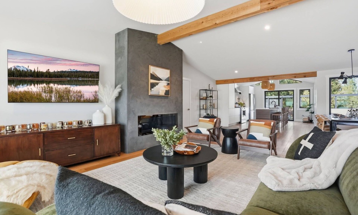 Century West House | Atomic Ranch ~ MCM in Bend ~ Hot Tub + Huge Yard