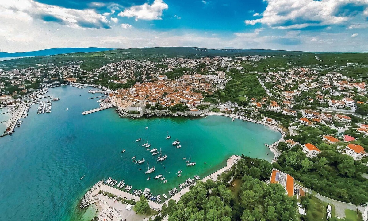 Draga Bascanska Apartment | Attractive and familiar vacation apartment in the middle of a picturesque landscape.