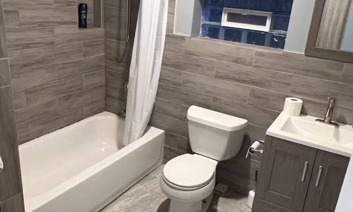 Oak Park House | Attractive Coach House Apartment for rent in Oak Park.