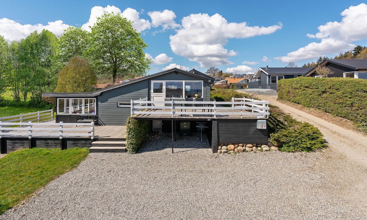 Bjert House | Attractive cottage with beautiful winter garden and sea view near the beach.