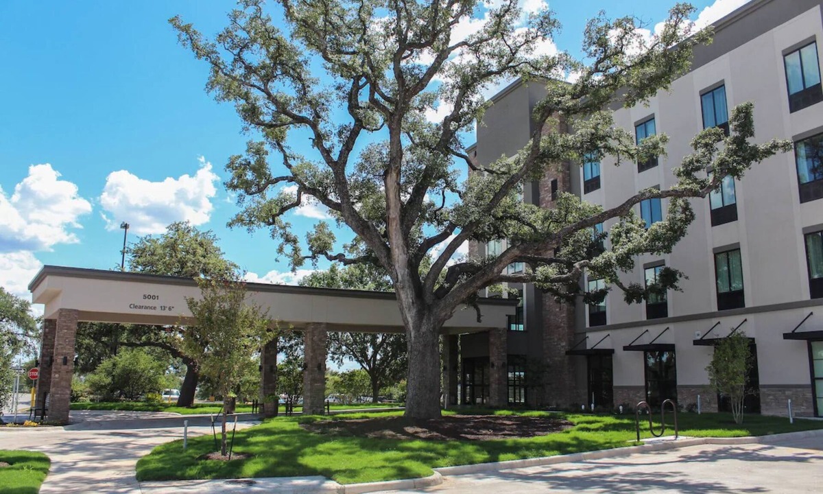 Austin Hotel | ATX Adventure Base: Double Queen Suite w/Breakfast & Pool