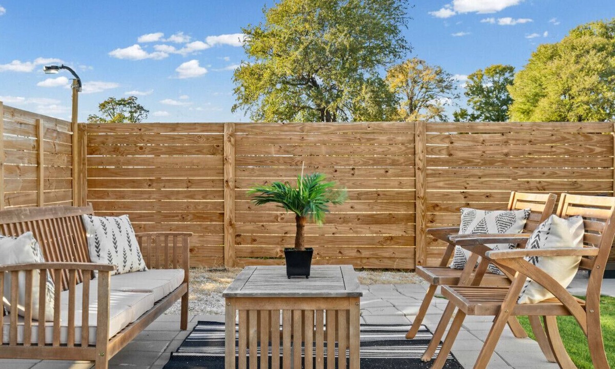 Austin Apartment | ATX Airport Retreat Pet-Friendly w Yard, EV Charger, Grill & Quick AUS Access