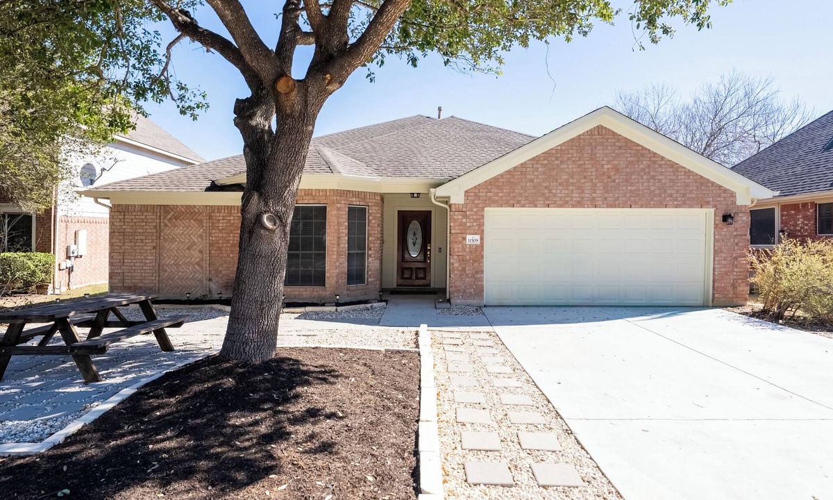 Manor House | ATX Stay & Play ! 10 Beds Grill Hot Tub Pool Table Ping Pong