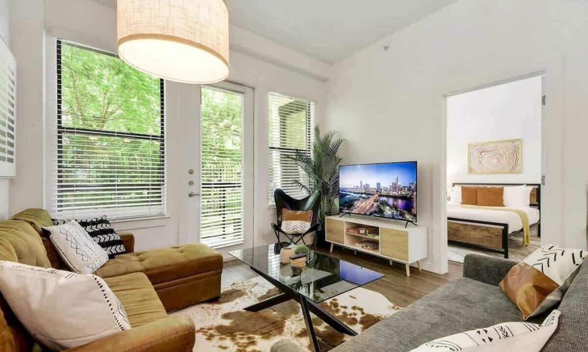 Travis Heights Apartment | ATX Vibes SoCo Suite | Pool Gym Rooftop | Best Loc