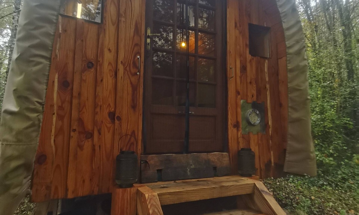 Lacaze Cabin | Atypical, comfortable 4-season caravan.