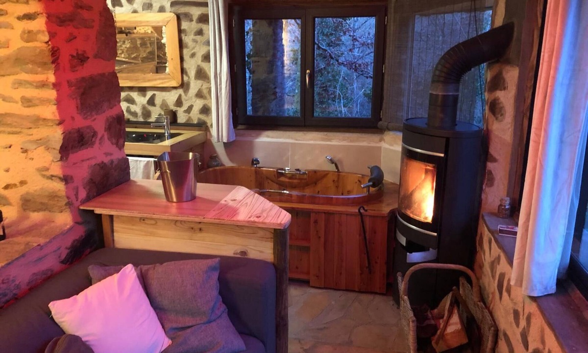 Rieupeyroux Bed & Breakfast | Atypical love room on the edge of the forest.