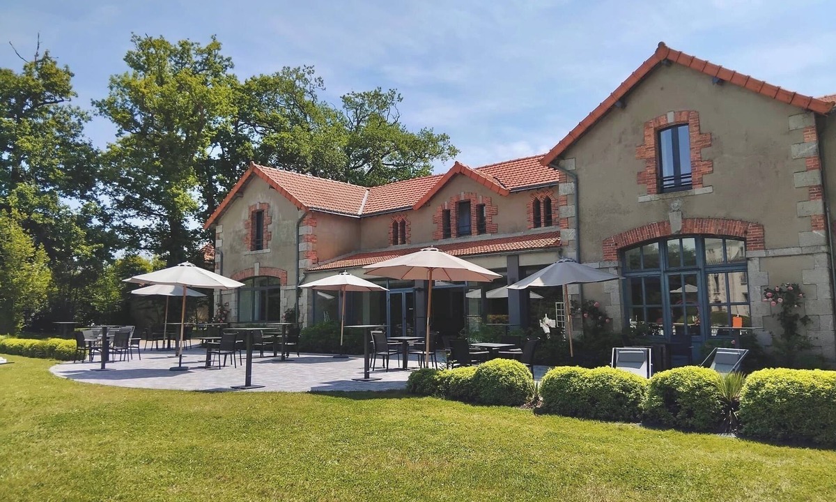 La Mothe-Achard House | Atypical stay in a green setting, 20 minutes from Les Sables d'Olonne.