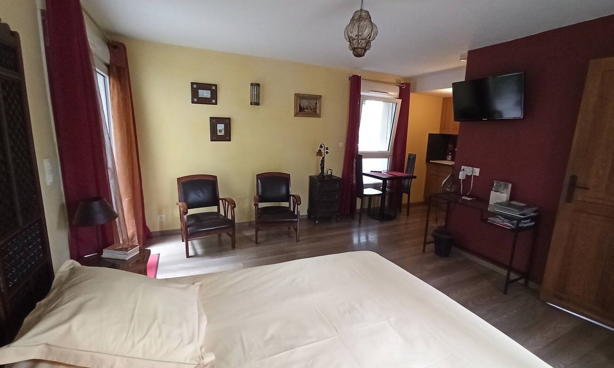 Eraudiere-Renaudiere Apartment | Au Cadran Solaire, L'Orient : Studio in quiet, leafy setting.