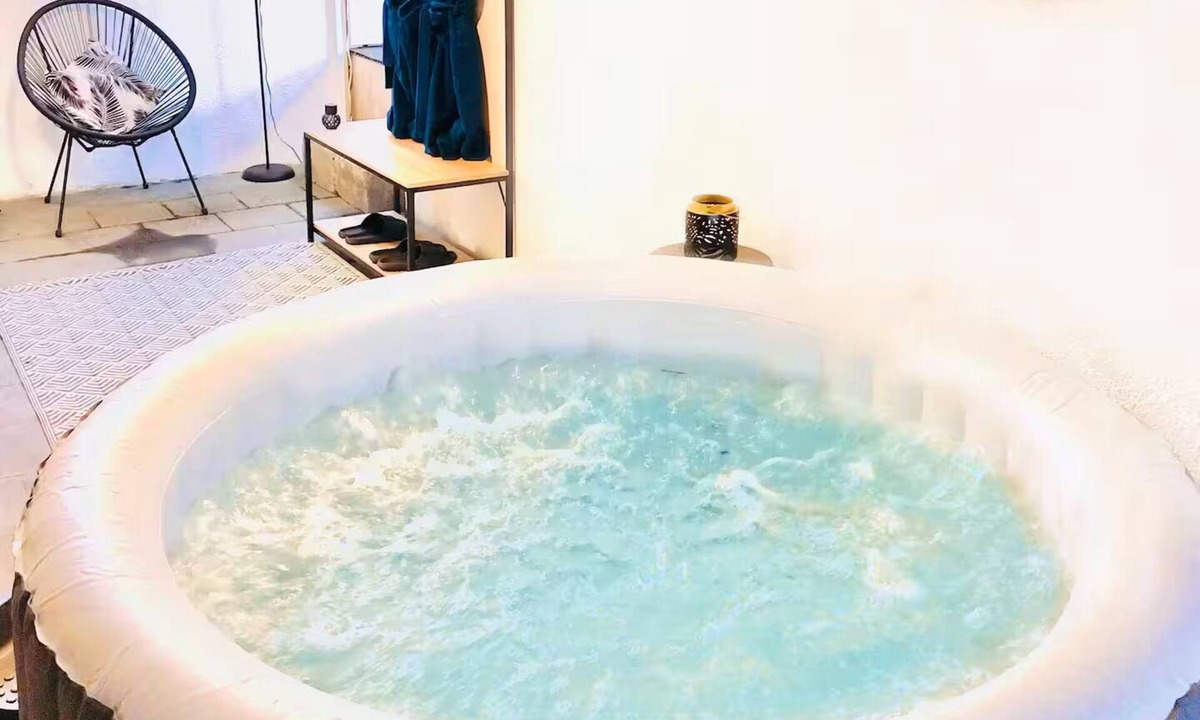 Saint-Bonnet-le-Courreau Apartment | Au chant du ruisseau (accommodation with jacuzzi)