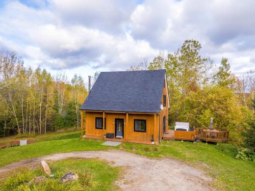 Sainte-Melanie House | Au Chic Chalet des Chutes Chic Cottage