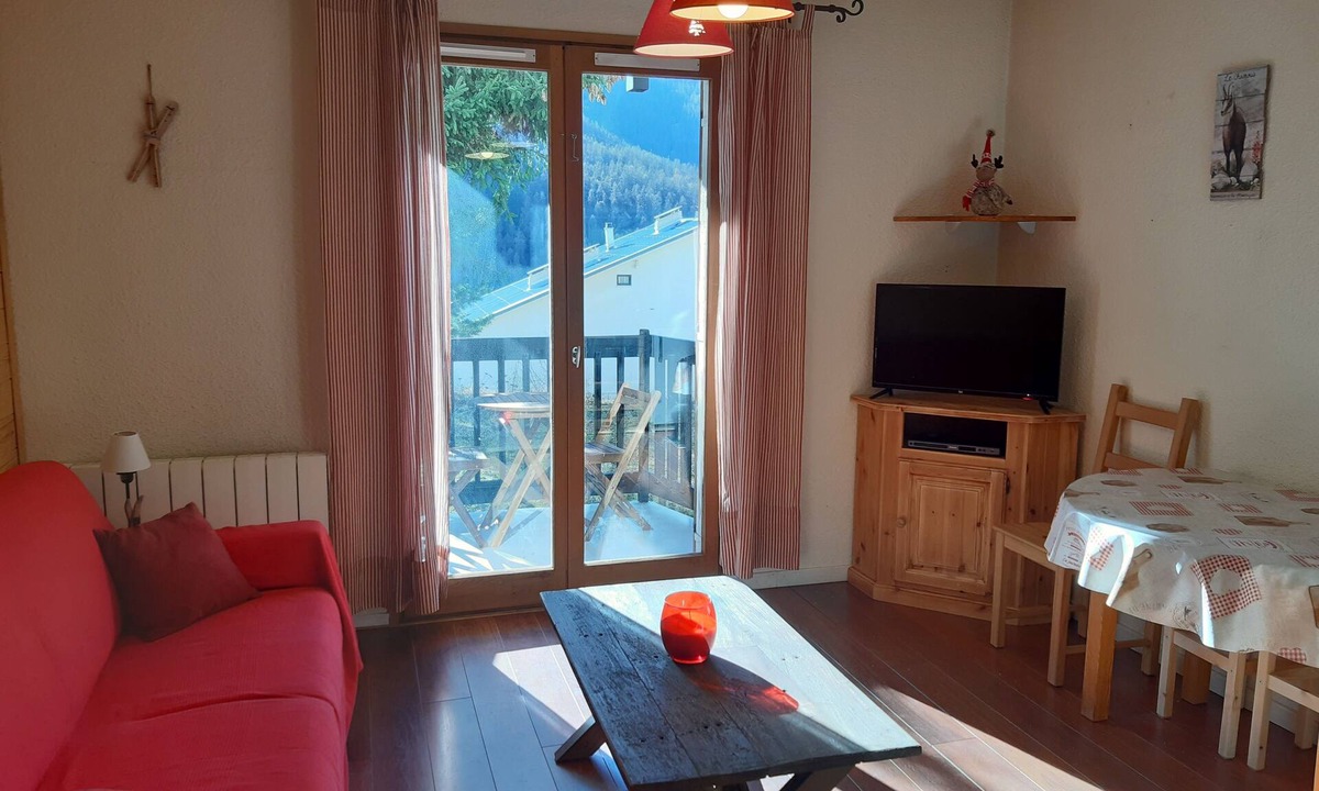 Saint-Etienne-de-Tinee Apartment | Auron studio sleeps 4, south facing