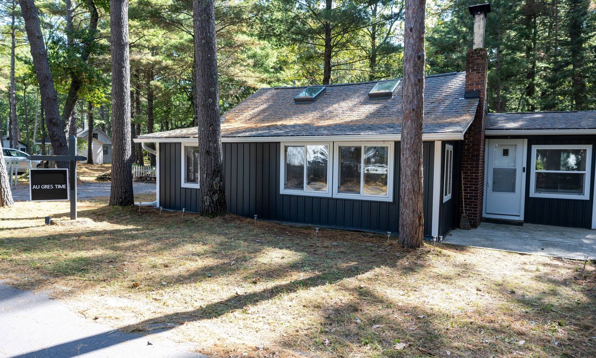 Au Gres Cabin | Au Gres Time – Vintage Cabin w/Modern Comforts - Beach, Golf, Relax