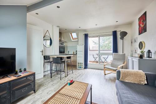 Courseulles-sur-Mer Apartment | Au Jardin de Mel - Appt à moins d'1 km de la plage