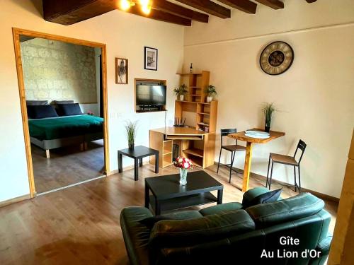 Les Roches-l'Eveque Apartment | Au Lion d'Or