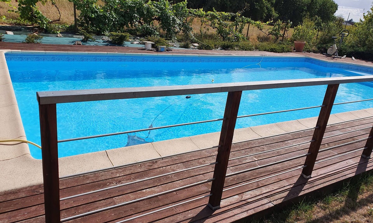 Hautefage-la-Tour Bed & Breakfast | Au petit bonheur "bed and breakfast with shared pool".