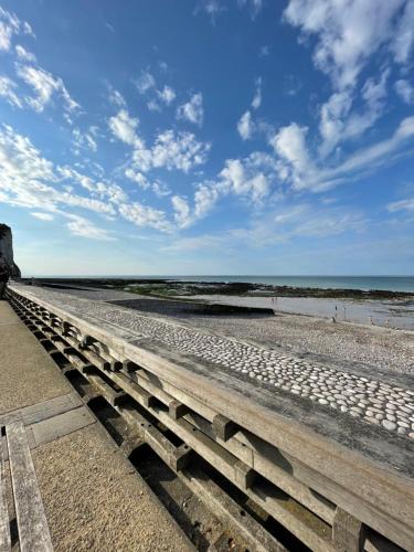 Veulettes-sur-Mer Apartment | Au point de vue : Appartement face à la mer.