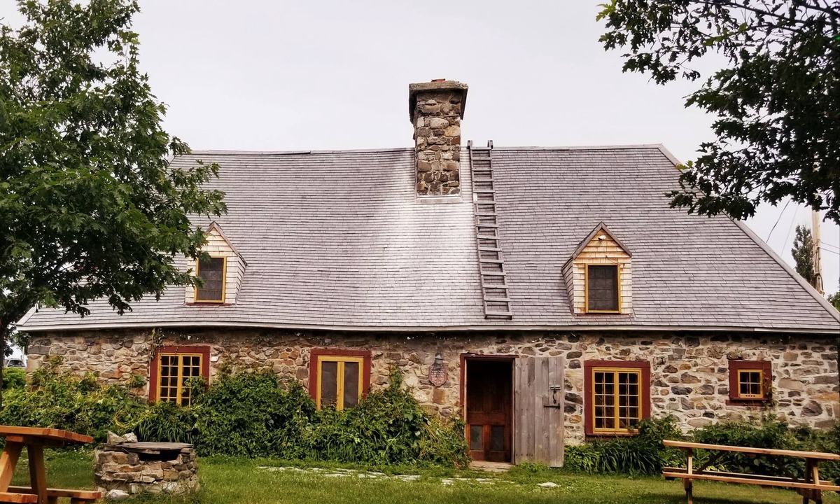 Saint-Jean-de-l'lle-d'Orleans Hostel | Auberge Le P'tit Bonheur - Hostel