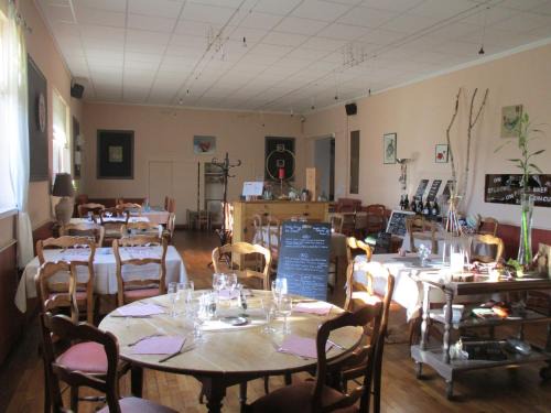 Crouzilles Hotel | Auberge "AU BON ACCUEIL"