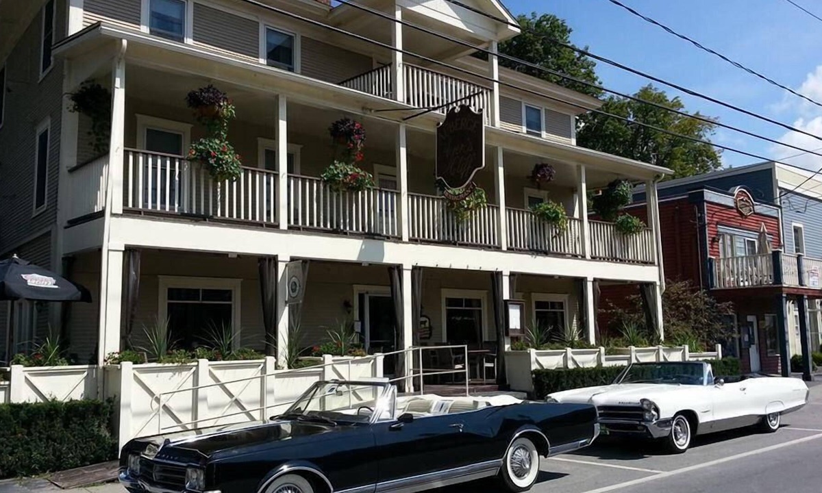 Ayers Cliff Hotel | Auberge Ayers Cliff