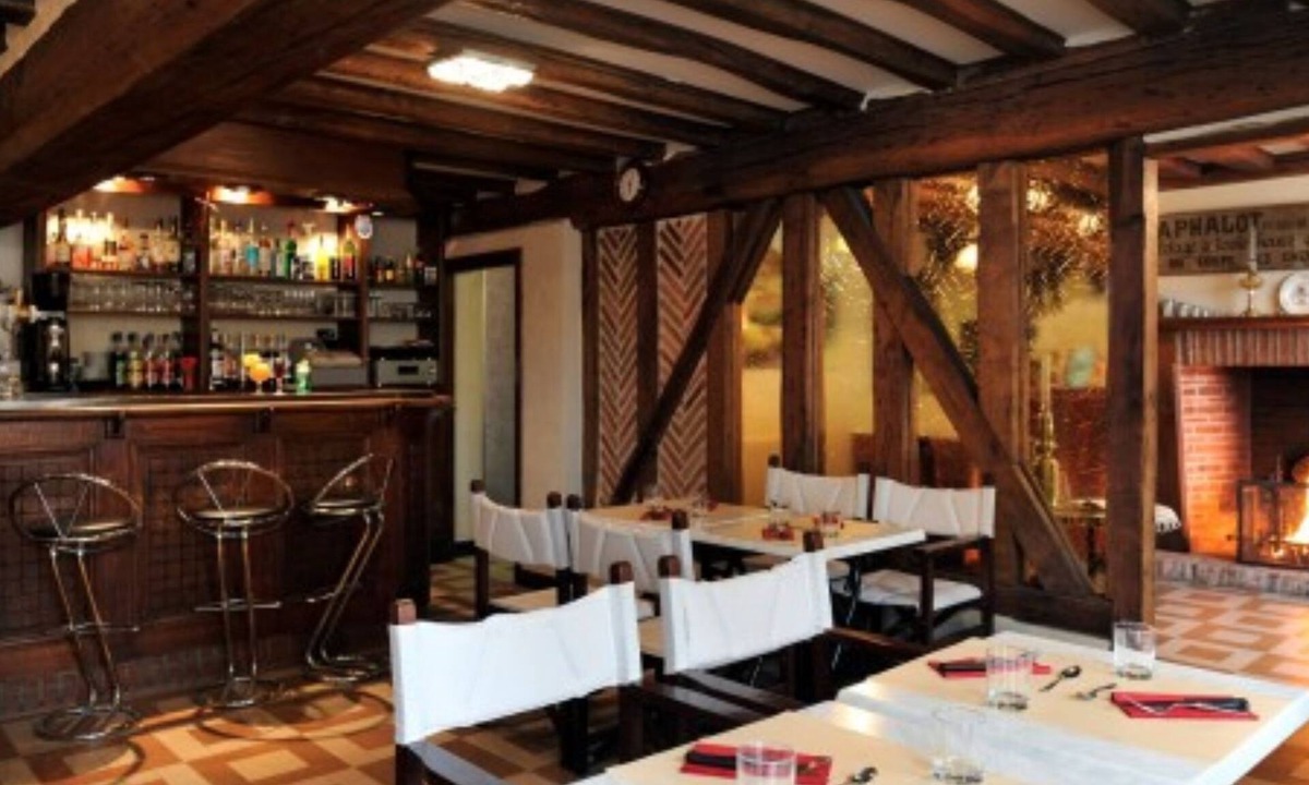 Marcilly-en-Villette Hotel | Auberge de la Croix Blanche