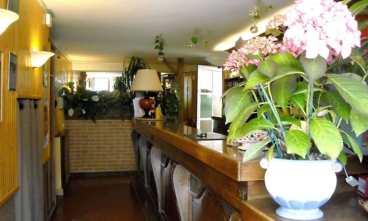 Crevecoeur-en-Auge Hotel | Auberge Du Cheval Blanc