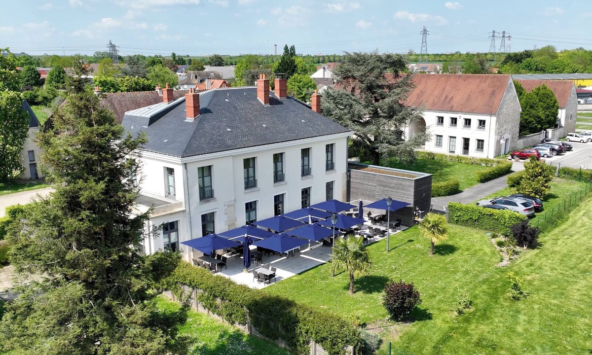 Tremblay-en-France Hotel | Auberge du Château Bleu
