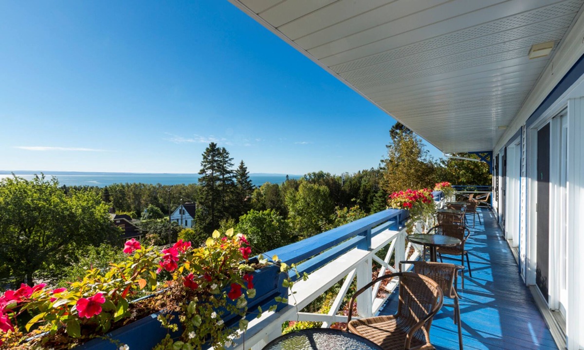 Cap-a-l'Aigle House | Auberge Fleurs de Lune