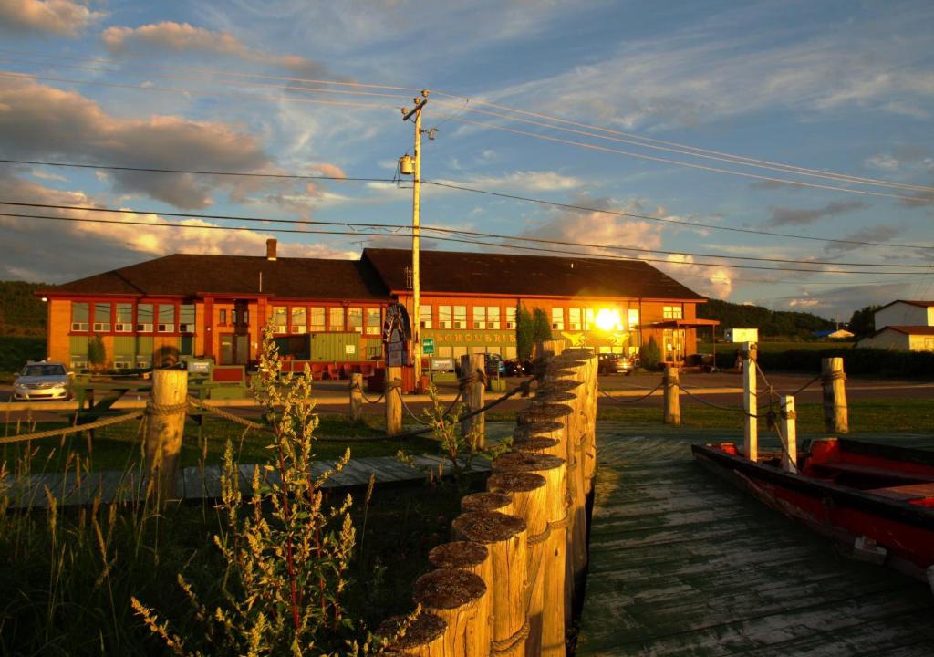 Sainte-Anne-des-Monts House | Auberge Internationale La Vieille École