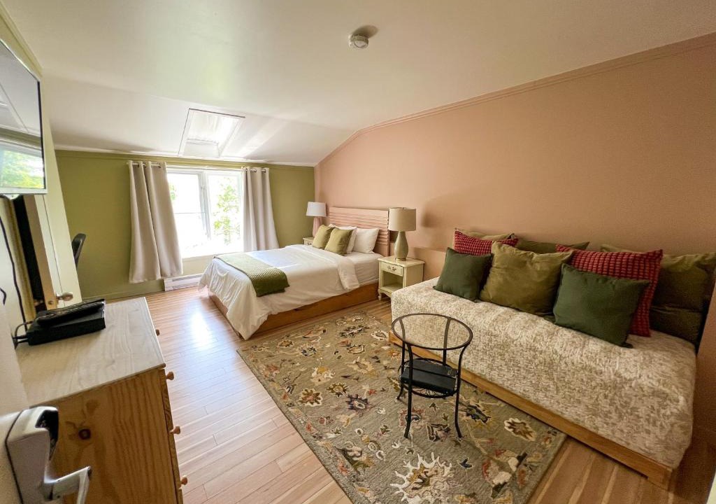 Grandes-Bergeronnes Hotel | Auberge la Rosepierre bistro Henri