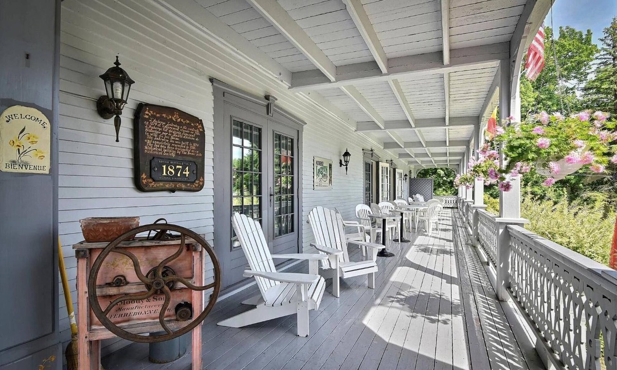 Knowlton Hotel | Auberge Lakeview Inn