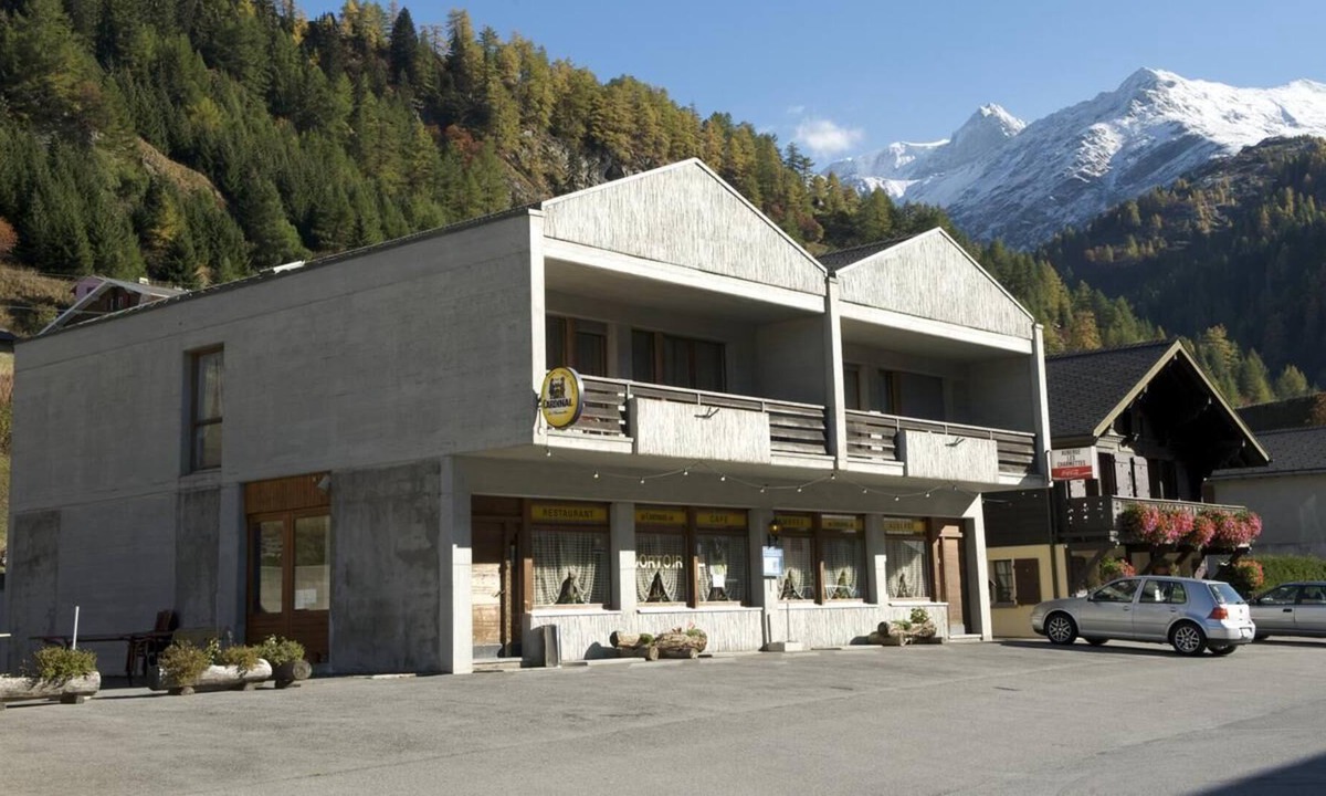 Bourg-Saint-Pierre Hotel | Auberge Les Charmettes