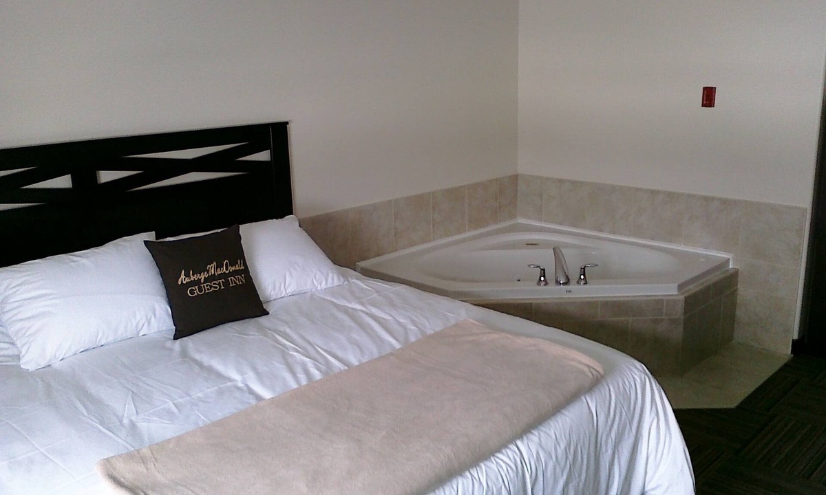 Iroquois Falls Hotel | Auberge MacDonald Guest Inn