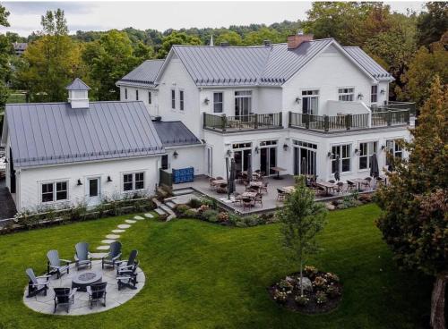 Georgeville Hotel | Auberge McGowan