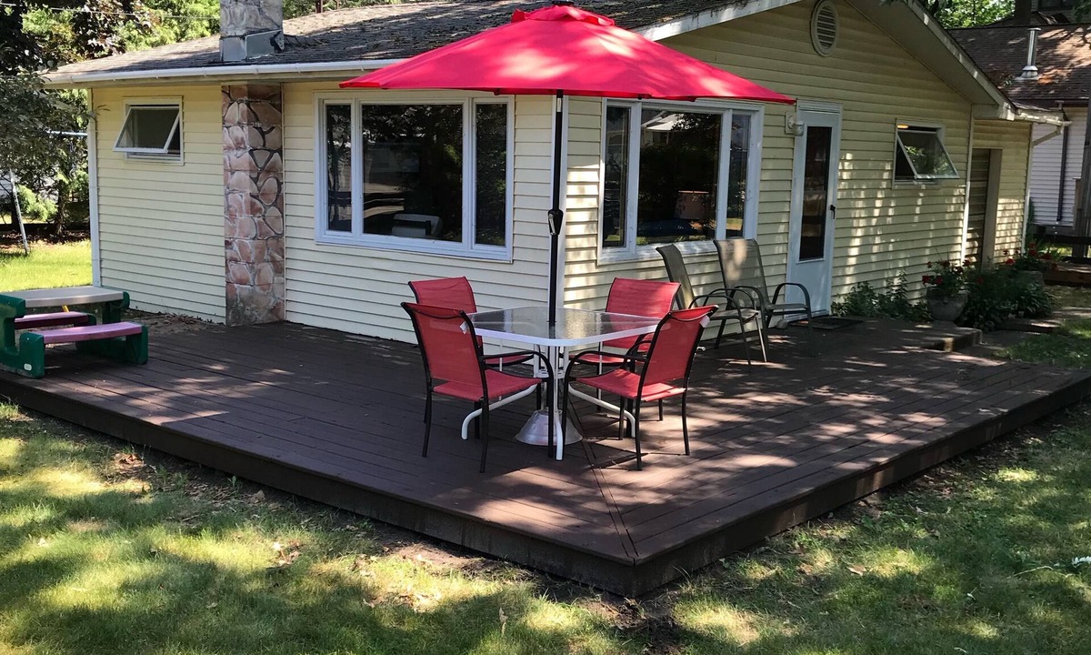 Silver Lake Cottage | AUG 1-15 OPEN, CUTE RETRO cabin, AC, Lake view, assoc. dock, pet friendly