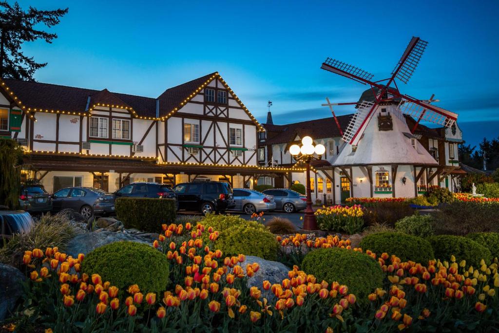 Oak Harbor Hotel | Auld Holland Inn