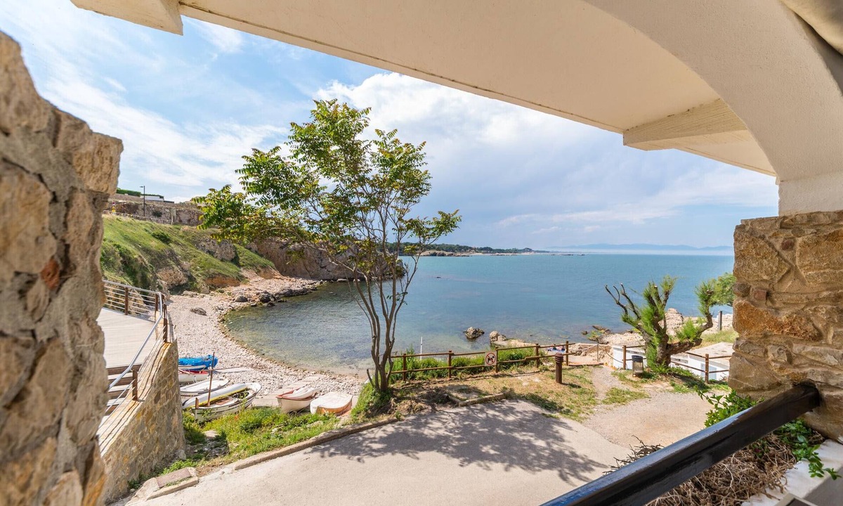 L'Escala Apartment | Aurora: Apartment on the beachfront and with communal pool