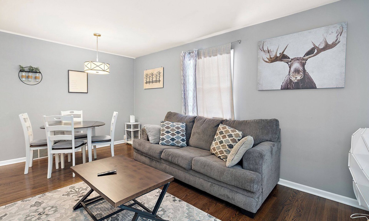 Aurora Apartment | Aurora Apartment W/Laundry, and Garage. Close to I-88 and Train Station