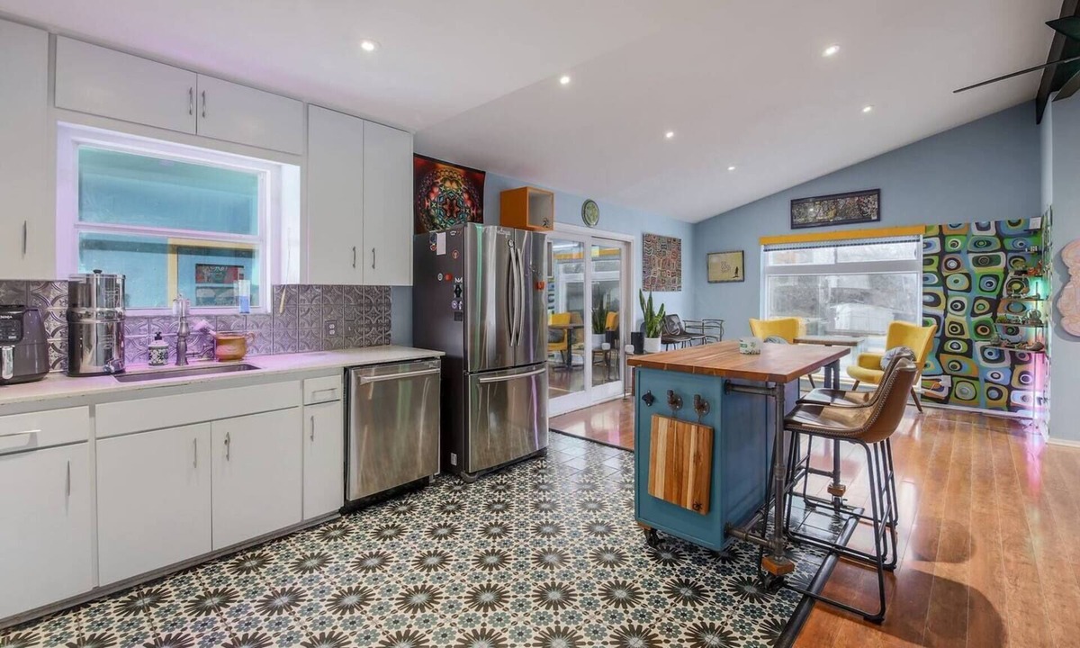 South Manchaca House | Austin Art House - Pet Friendly - Hot Tub- Sweet Vibes! Minutes to DT