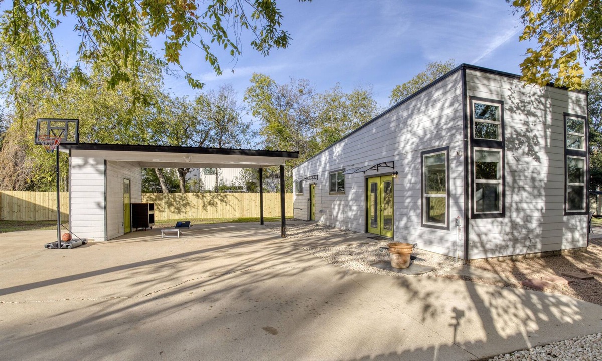 South Manchaca Villa | Austin Gated Oasis | 4BR | Sleeps 8 | Fire Pit
