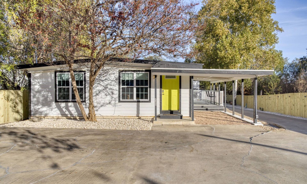 South Manchaca Villa | Austin Group Retreat | 2 Homes | Fire Pit & Pets