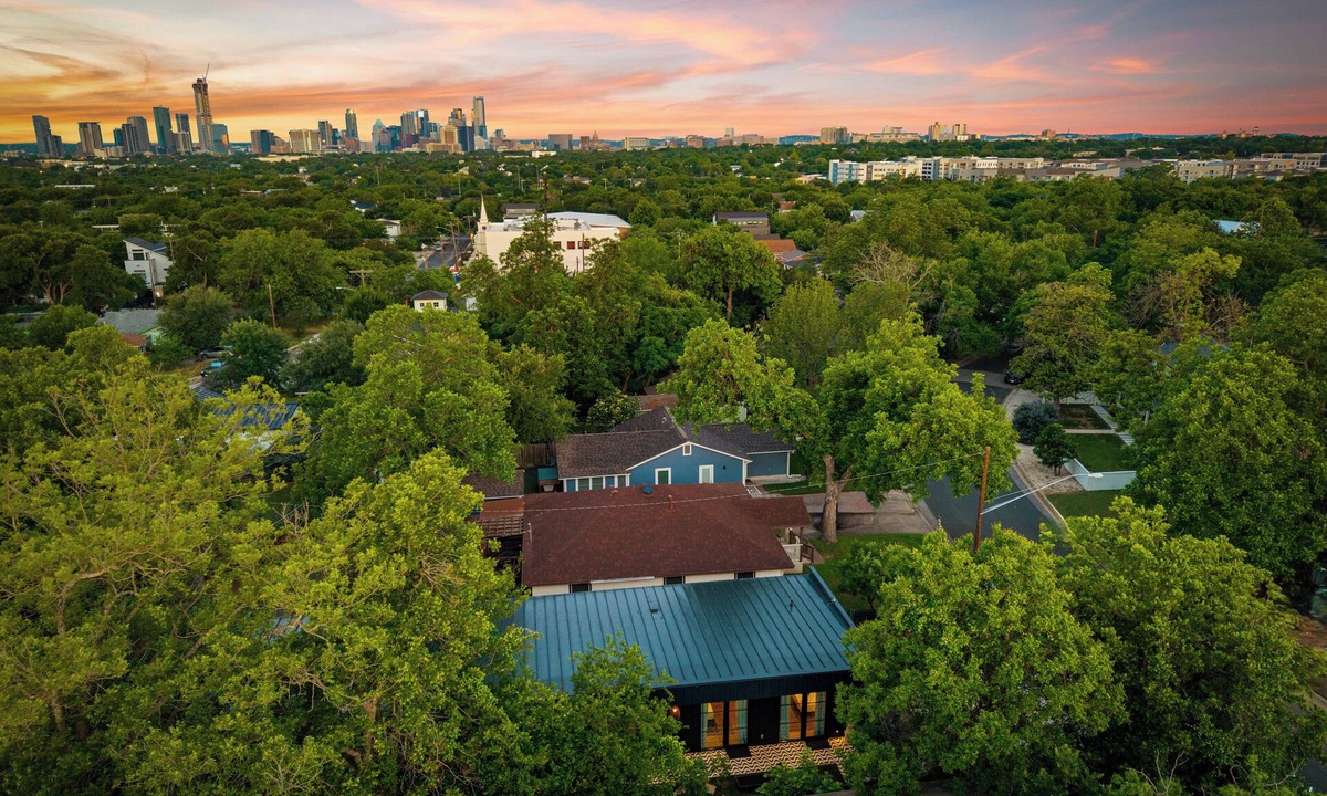 McKinley Heights House | Austin Luxe Pool Haven/Pool Fire Patio Wi-Fi
