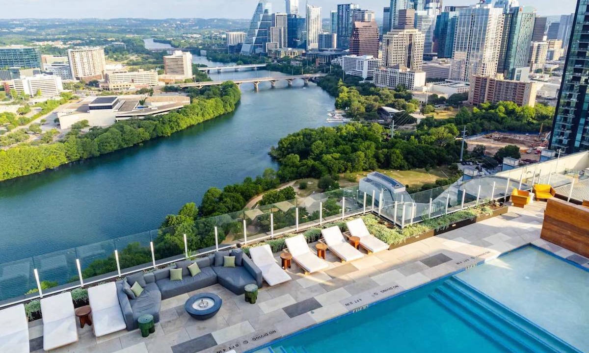 Rainey Street Historic District Condo | Austin Luxury 2BR: Rooftop Heated Pool & City View