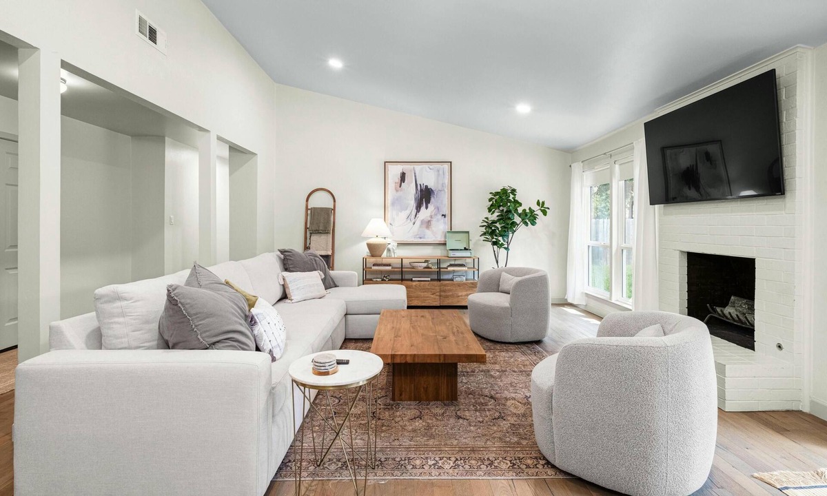 South Manchaca House | Austin Oasis – Zilker, Downtown, Pool, 3 Bedroom