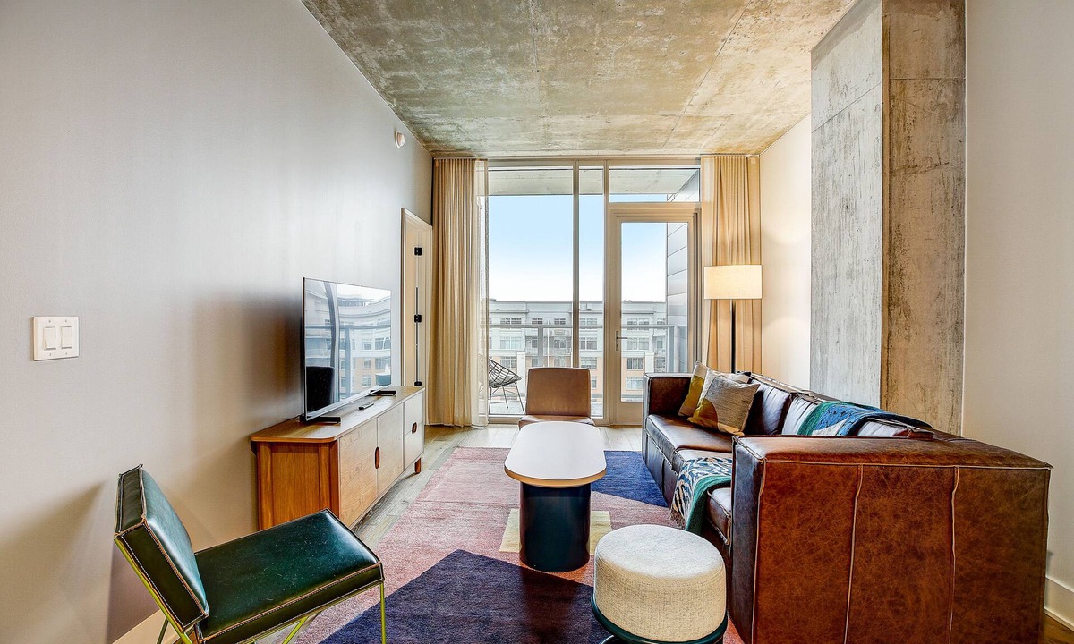 Rainey Street Historic District House | Austin Rainey Street gem with downtown & river views & rooftop pool