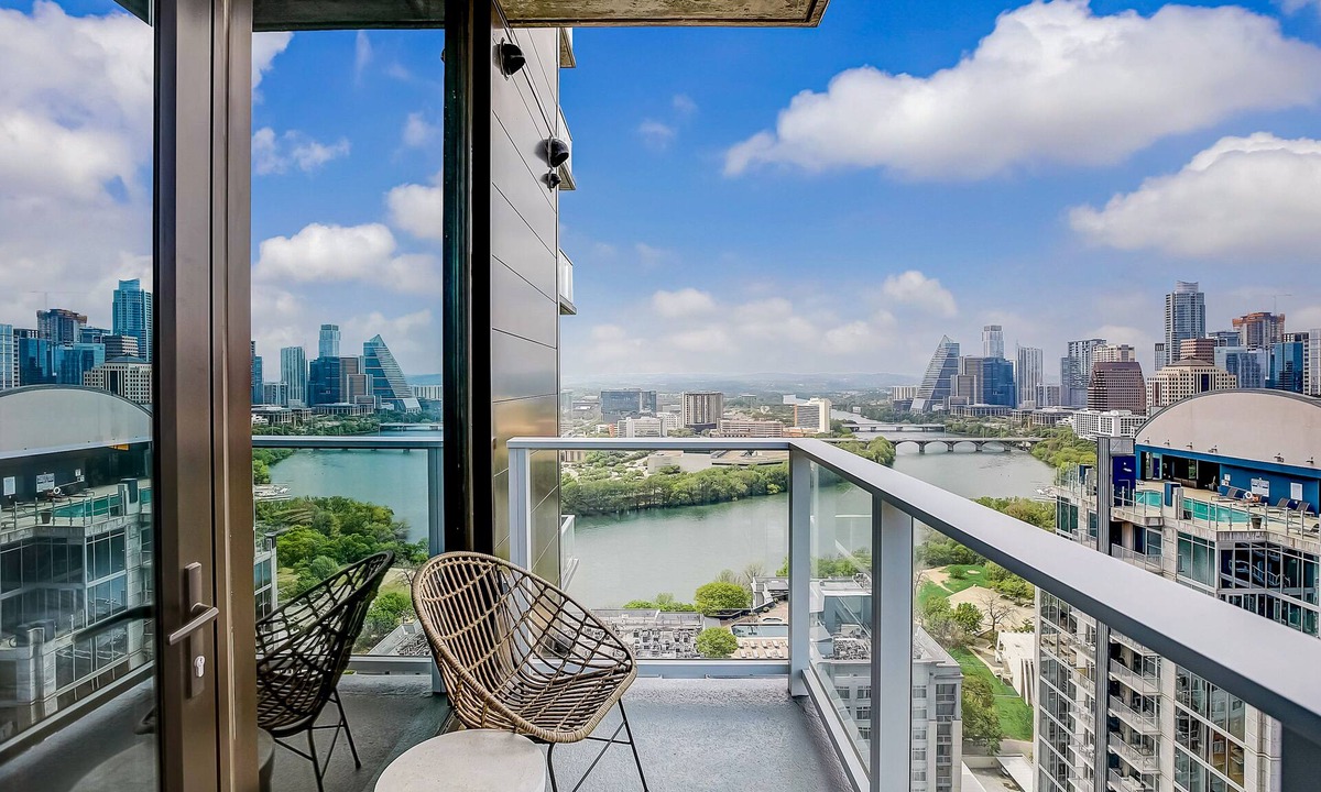 Rainey Street Historic District Apartment | Austin Rainey Street studio - lake & skyline-view balcony, rooftop pool & gym