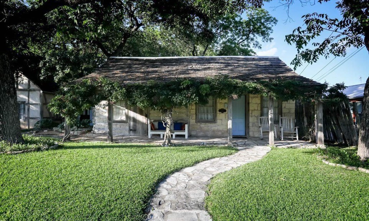 Fredericksburg Cabin | Austin St. Retreat - Maria's Suite | Pet friendly