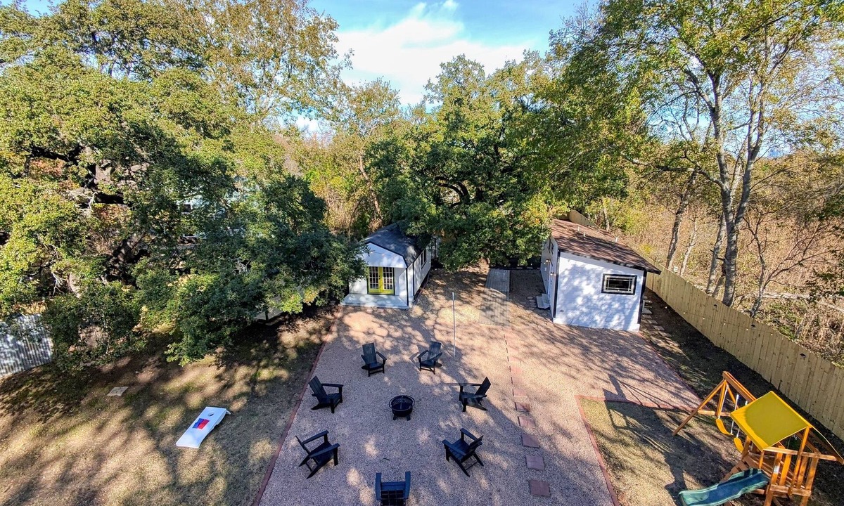 South Manchaca Villa | Austin Villas | 2 Homes + Tiny Home | 16 | Dogs OK