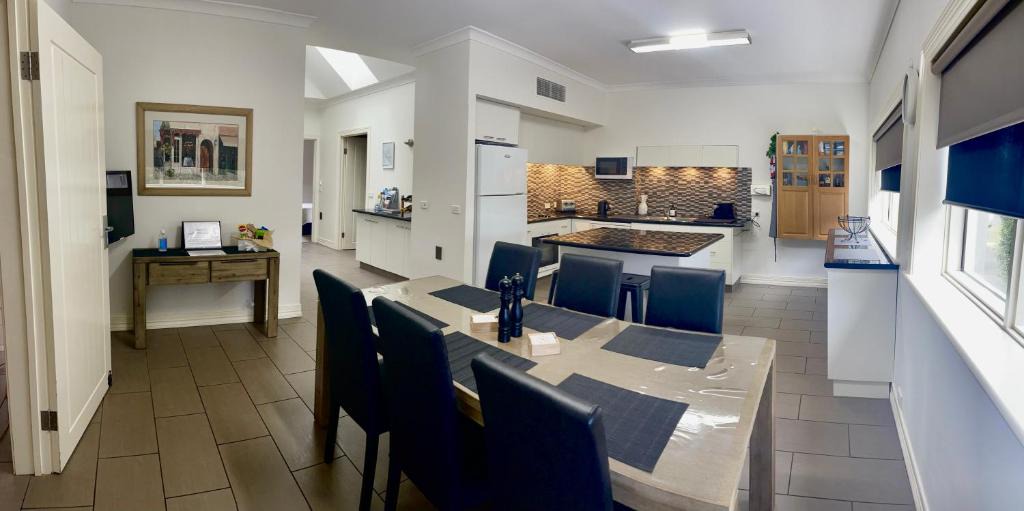 Dennington House | Austral Place 88 via Merri River